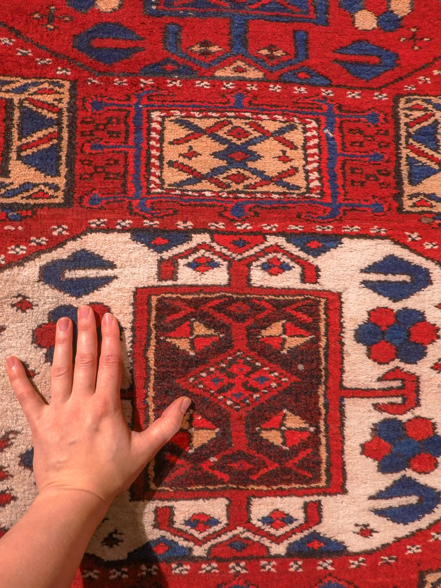 Punainen käsinsolmittu Heriz-villamatto, 321 × 122 cm
