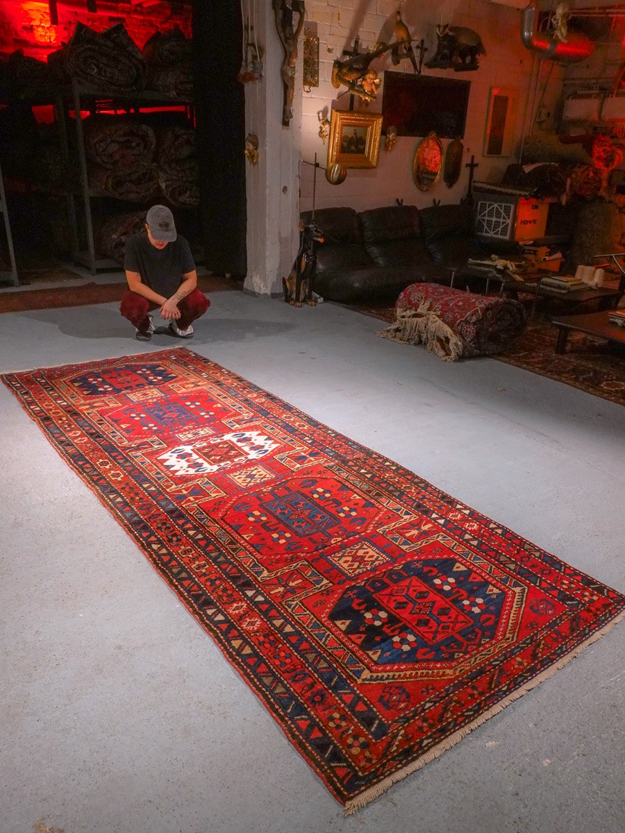Punainen käsinsolmittu Heriz-villamatto, 321 × 122 cm