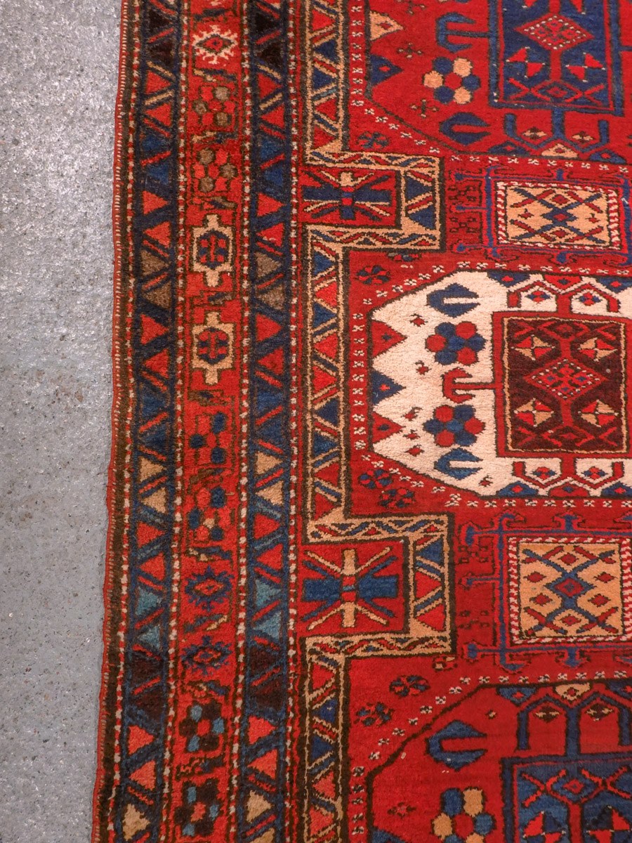 Punainen käsinsolmittu Heriz-villamatto, 321 × 122 cm