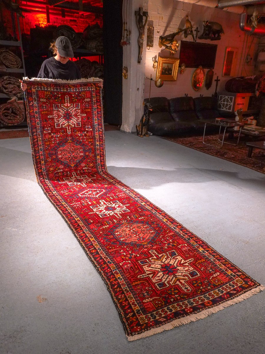 Punainen käsinsolmittu Heriz-villamatto, 362 × 100 cm