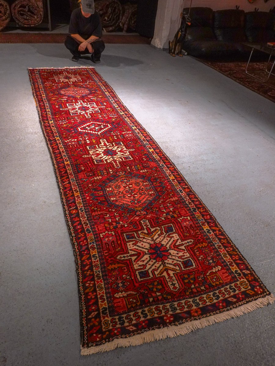Punainen käsinsolmittu Heriz-villamatto, 362 × 100 cm