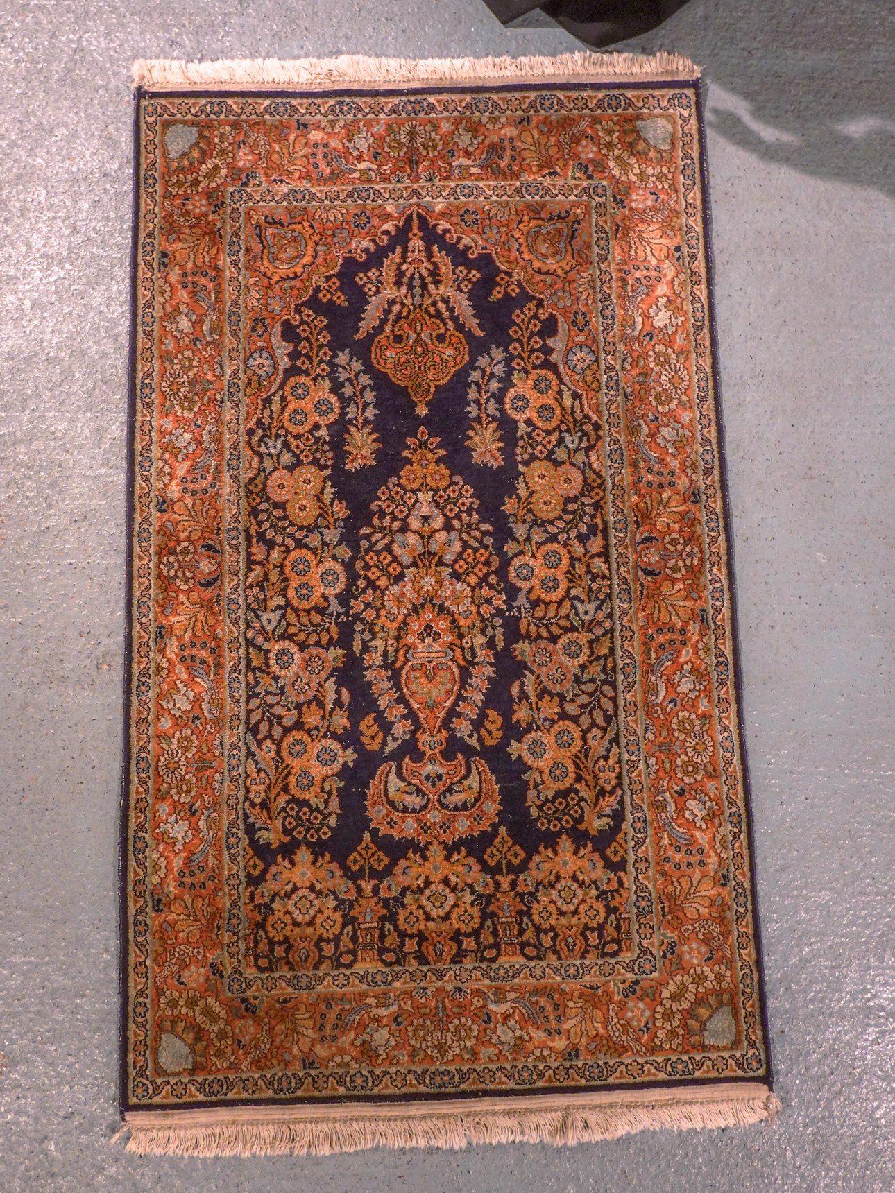 Maanläheinen käsinsolmittu Kashmir-silkkimatto, 140 × 79 cm