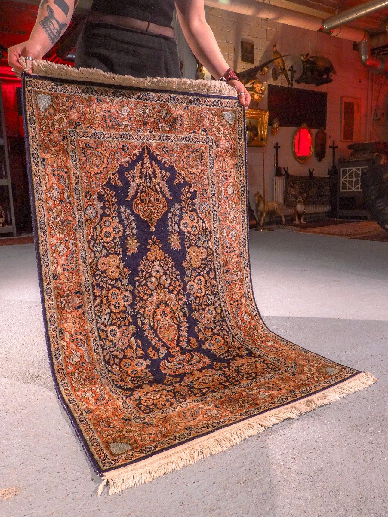 Maanläheinen käsinsolmittu Kashmir-silkkimatto, 140 × 79 cm