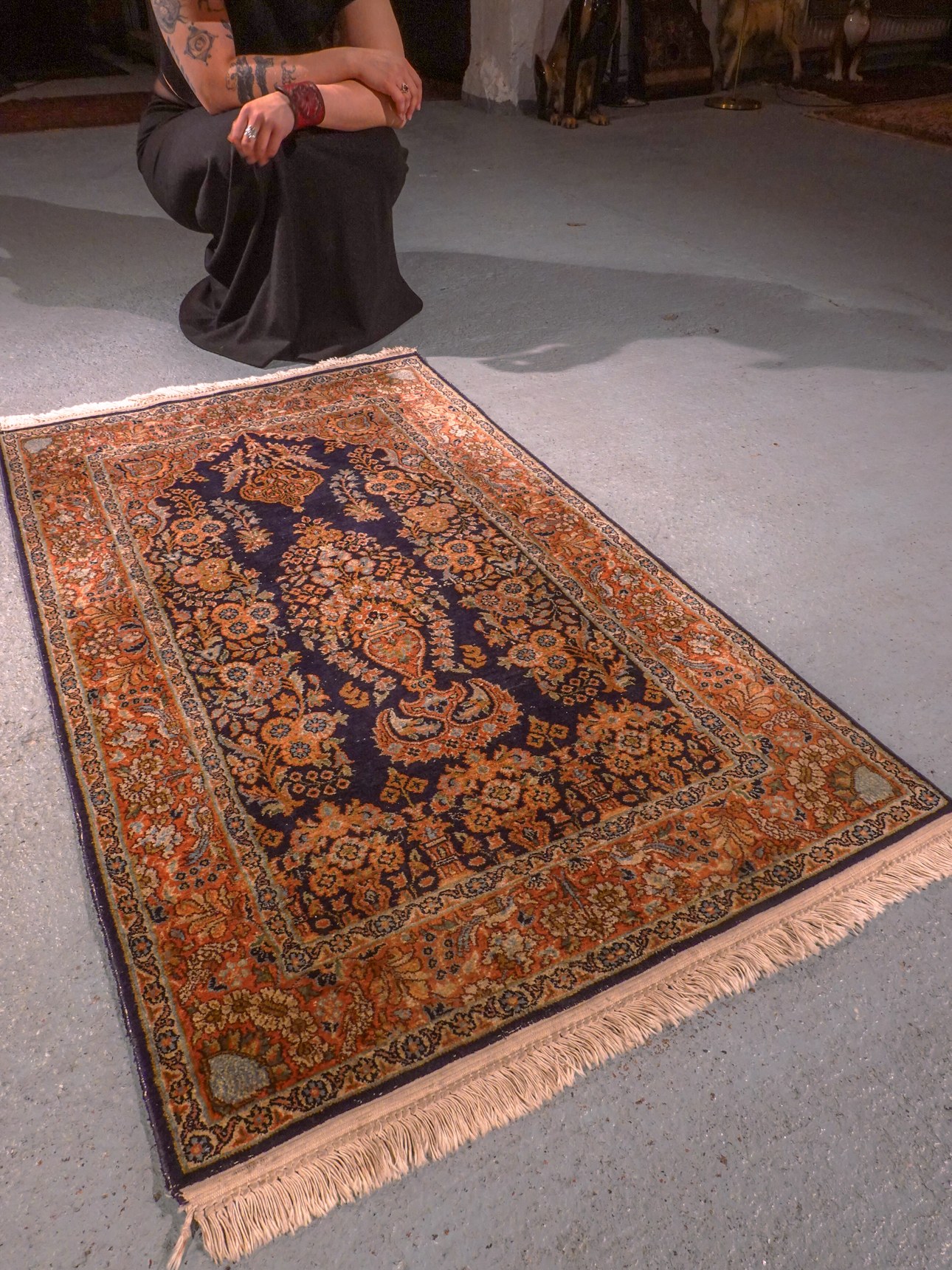 Maanläheinen käsinsolmittu Kashmir-silkkimatto, 140 × 79 cm