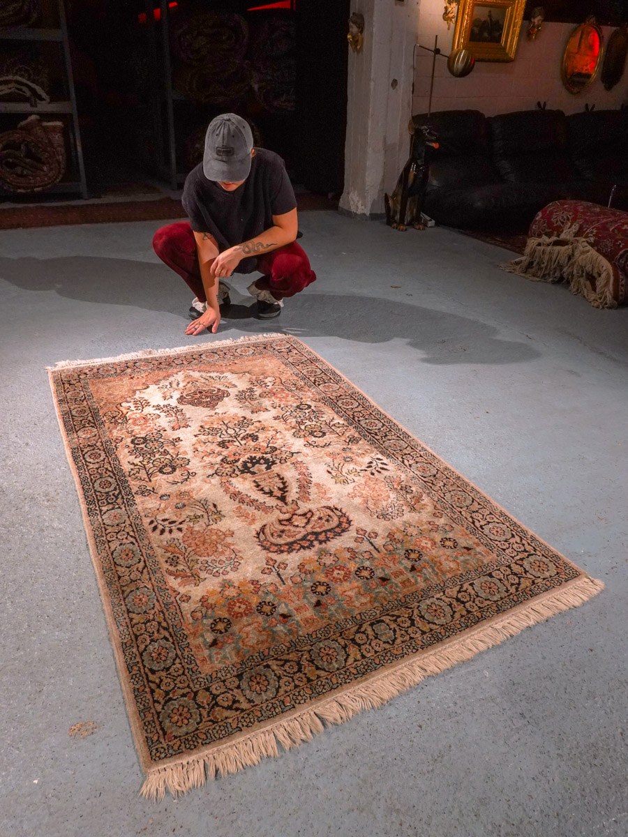 Vaalea käsinsolmittu Kashmir-silkkimatto, 164 × 96 cm