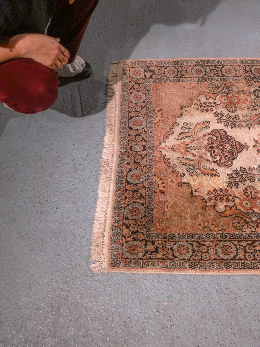 Vaalea käsinsolmittu Kashmir-silkkimatto, 164 × 96 cm