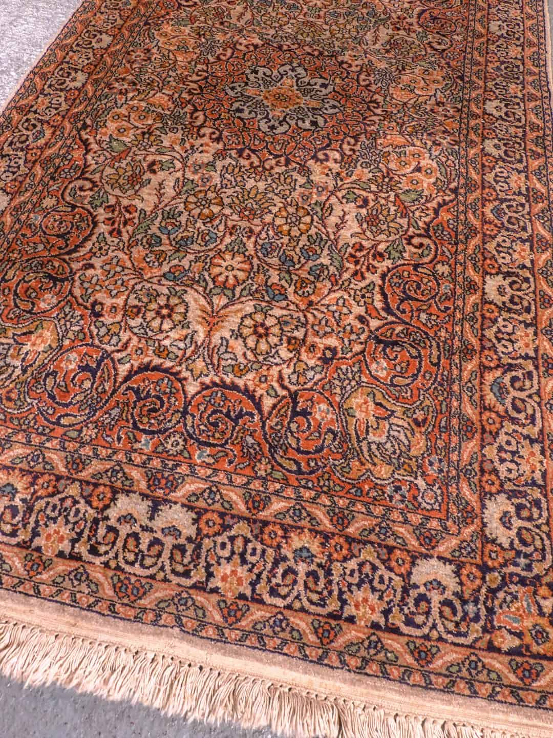 Vaalea käsinsolmittu Kashmir-silkkimatto, 165 × 95 cm