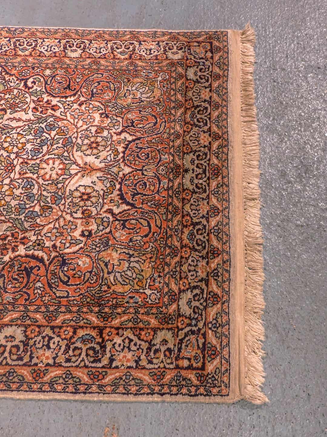 Vaalea käsinsolmittu Kashmir-silkkimatto, 165 × 95 cm