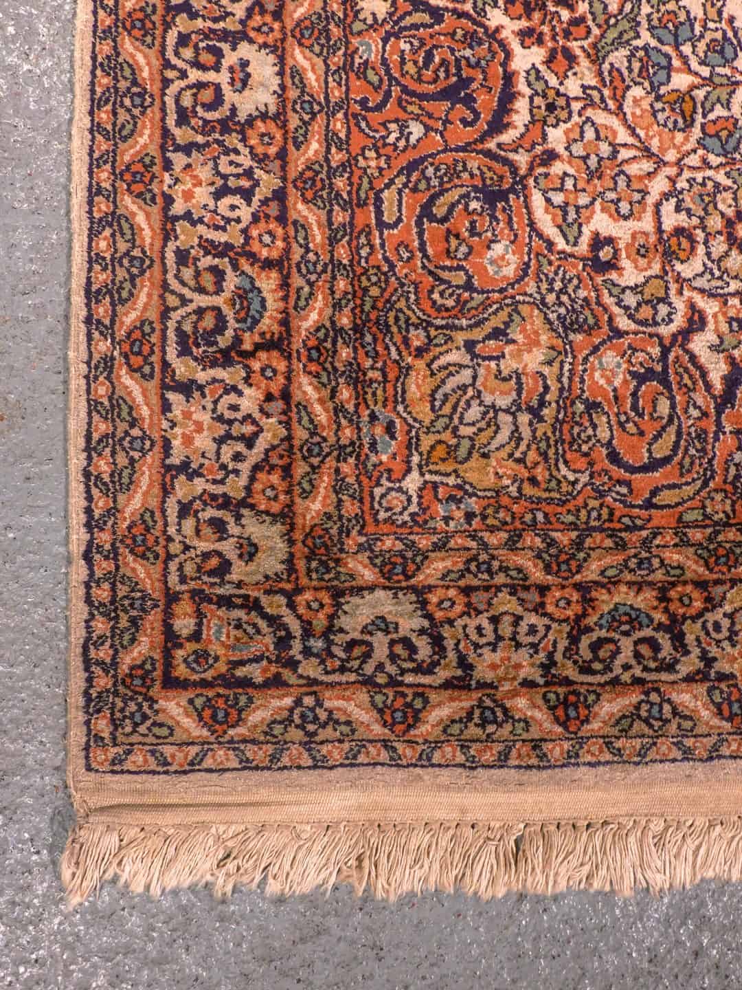 Vaalea käsinsolmittu Kashmir-silkkimatto, 165 × 95 cm