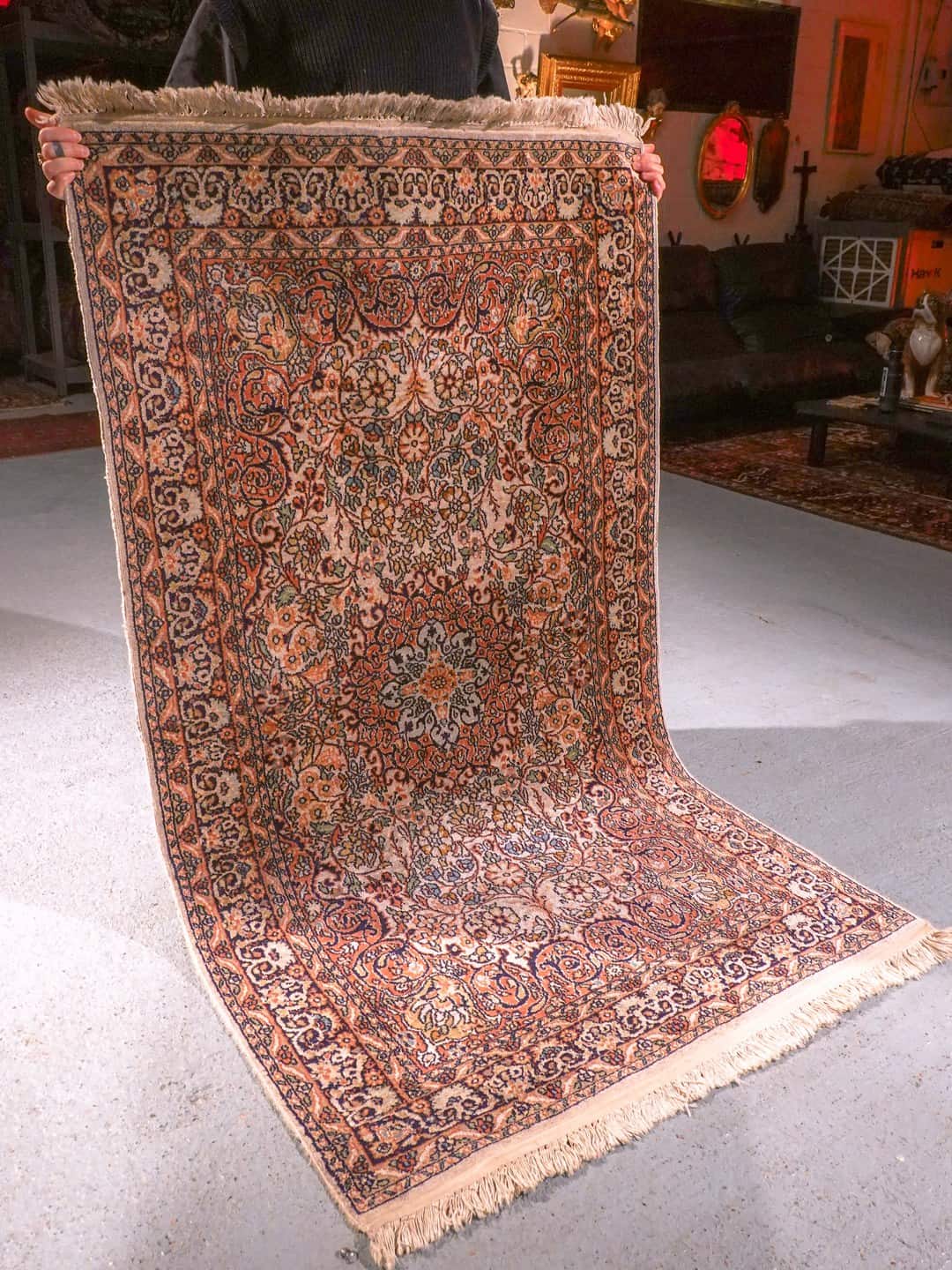 Vaalea käsinsolmittu Kashmir-silkkimatto, 165 × 95 cm