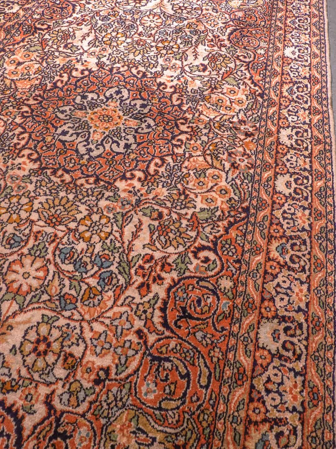 Vaalea käsinsolmittu Kashmir-silkkimatto, 165 × 95 cm