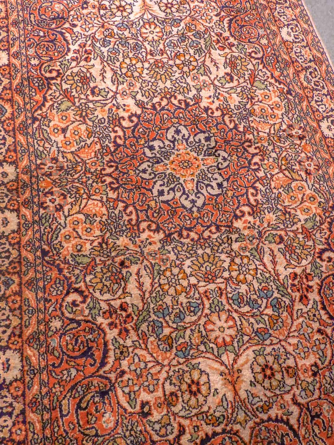 Vaalea käsinsolmittu Kashmir-silkkimatto, 165 × 95 cm