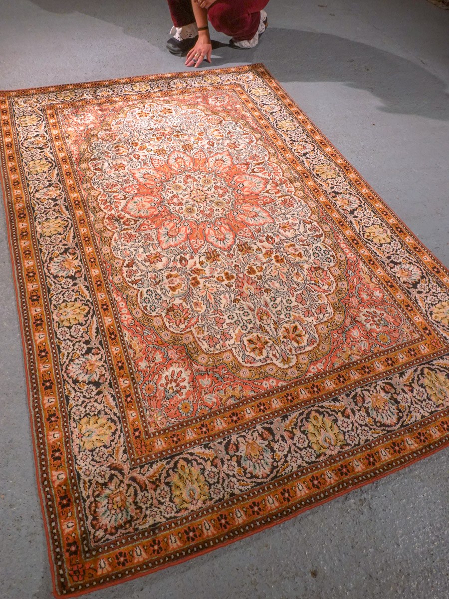 Vaalea käsinsolmittu Kashmir-silkkimatto, 184 × 122 cm
