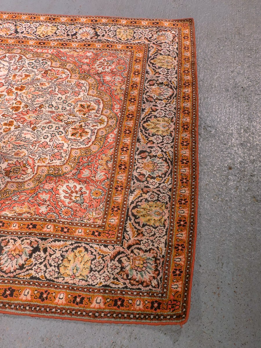 Vaalea käsinsolmittu Kashmir-silkkimatto, 184 × 122 cm