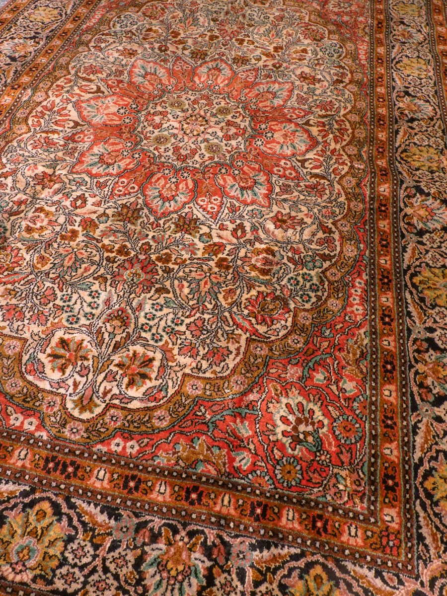 Vaalea käsinsolmittu Kashmir-silkkimatto, 184 × 122 cm