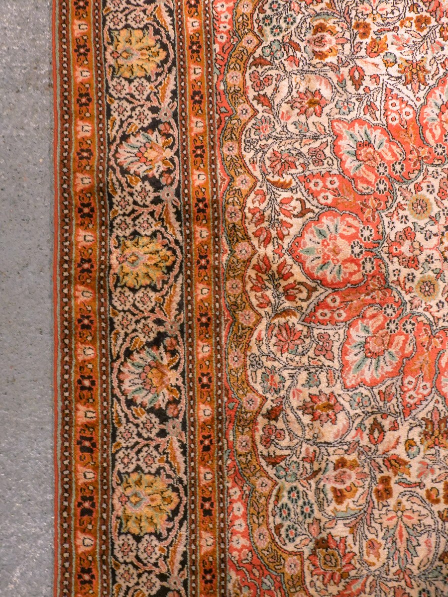 Vaalea käsinsolmittu Kashmir-silkkimatto, 184 × 122 cm