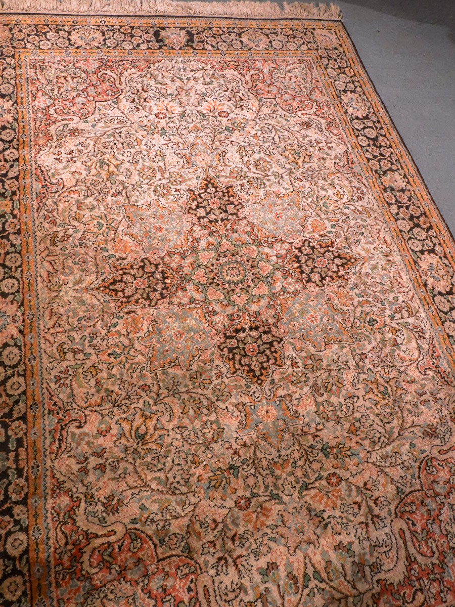 Vaalea käsinsolmittu Kashmir-silkkimatto, 188 × 121 cm