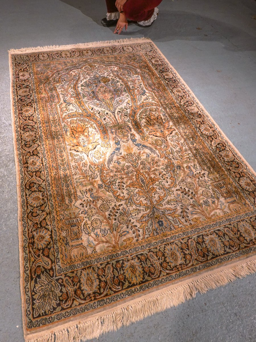 Vaalea käsinsolmittu Kashmir-silkkimatto, 190 × 120 cm