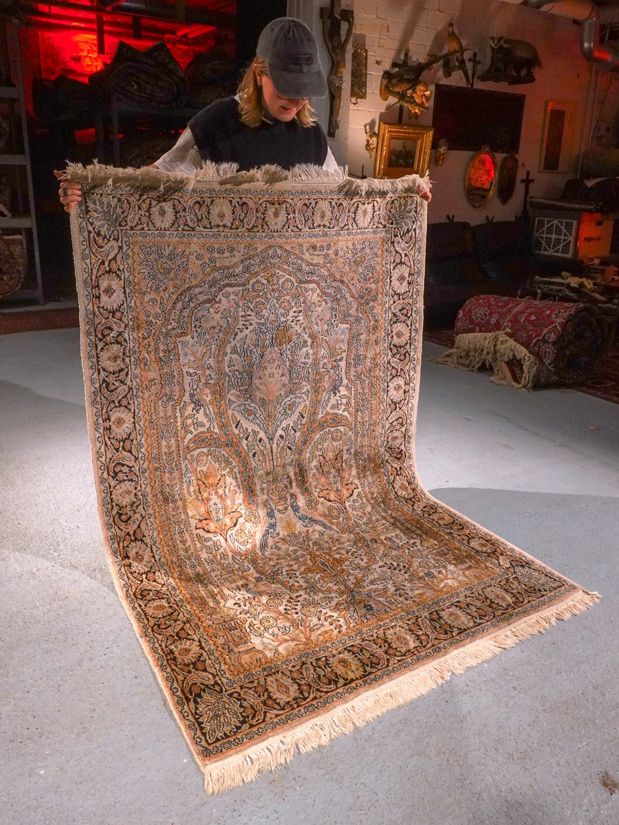 Vaalea käsinsolmittu Kashmir-silkkimatto, 190 × 120 cm