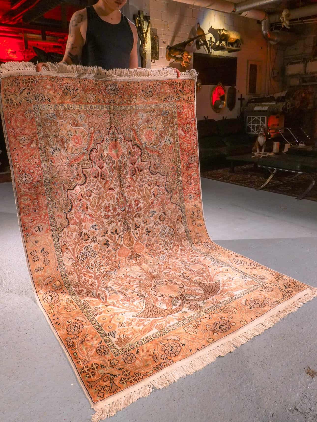 Vaalea käsinsolmittu Kashmir-silkkimatto, 205 × 124 cm