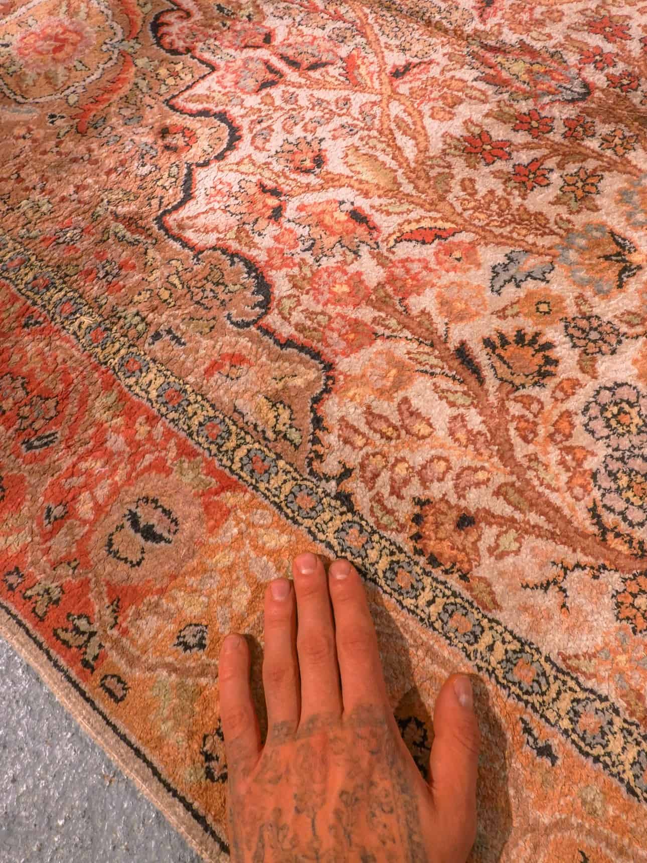 Vaalea käsinsolmittu Kashmir-silkkimatto, 205 × 124 cm