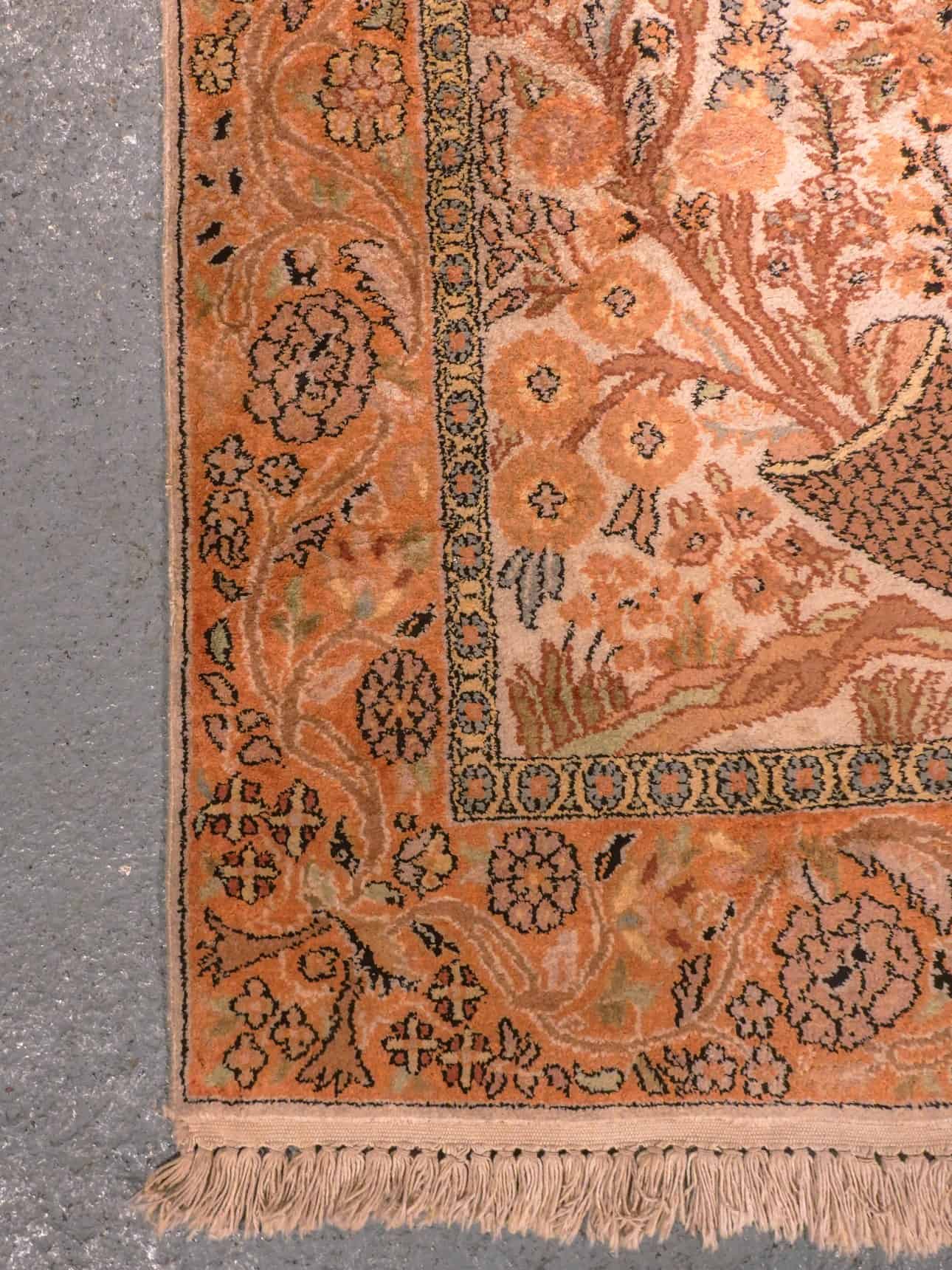 Vaalea käsinsolmittu Kashmir-silkkimatto, 205 × 124 cm