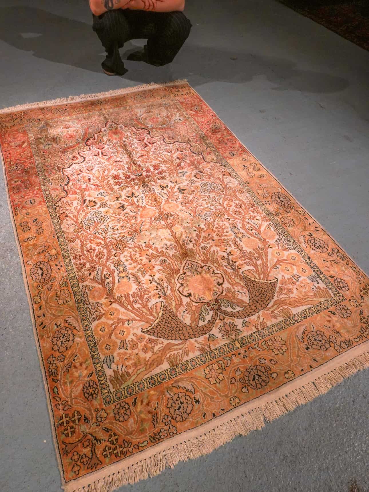 Vaalea käsinsolmittu Kashmir-silkkimatto, 205 × 124 cm