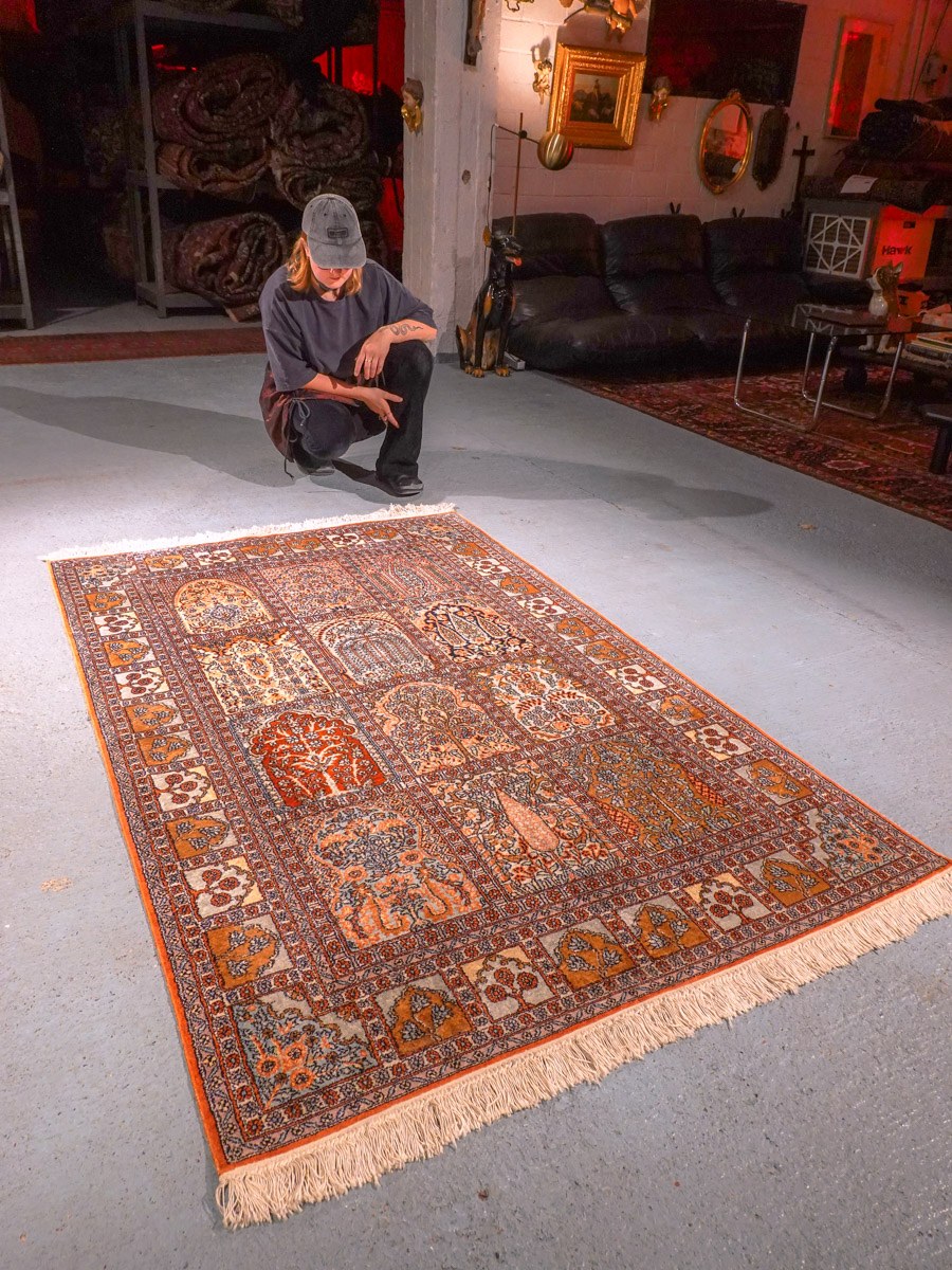 Vaalea käsinsolmittu Kashmir-silkkimatto, 199 × 124 cm