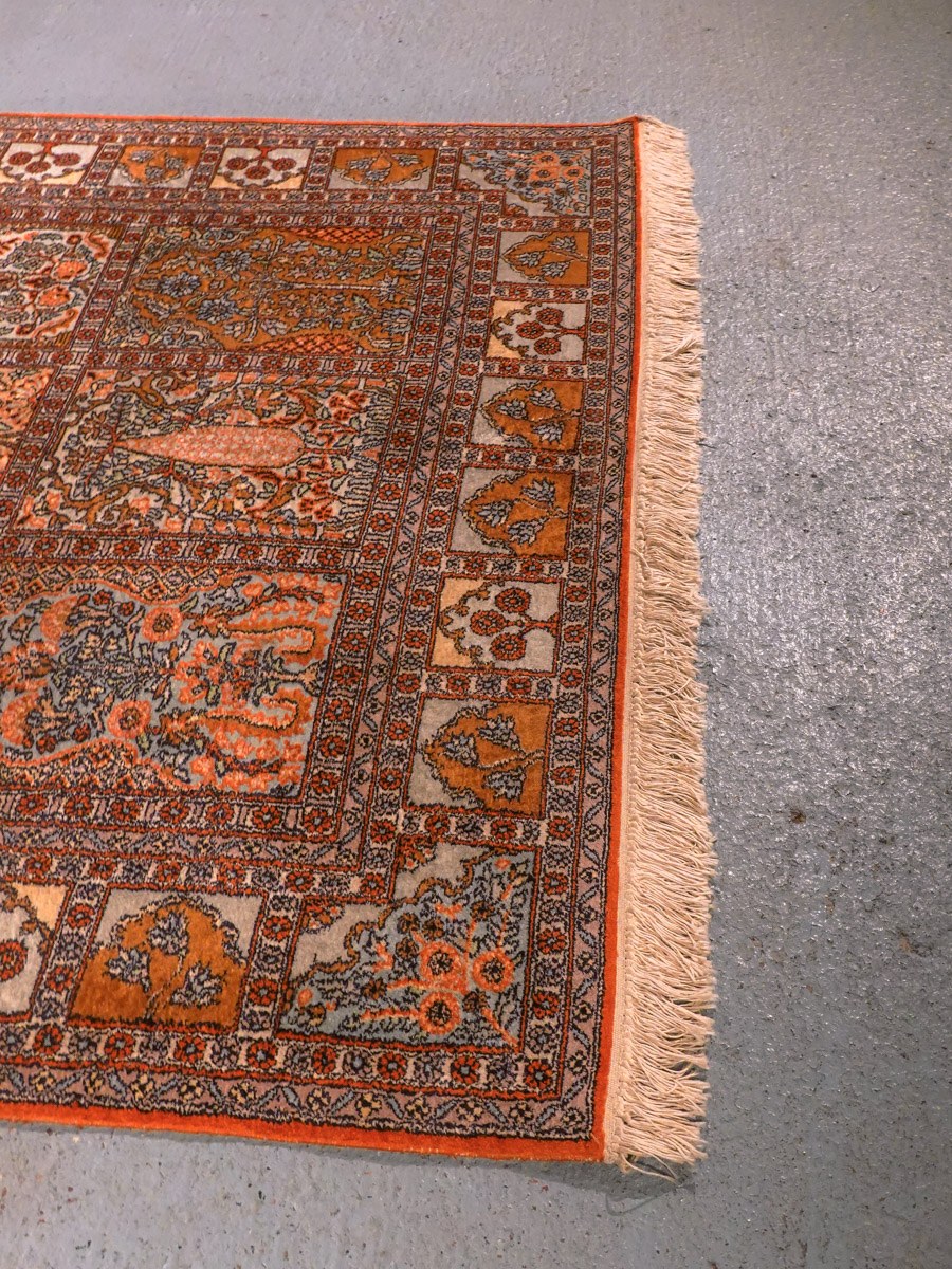 Vaalea käsinsolmittu Kashmir-silkkimatto, 199 × 124 cm