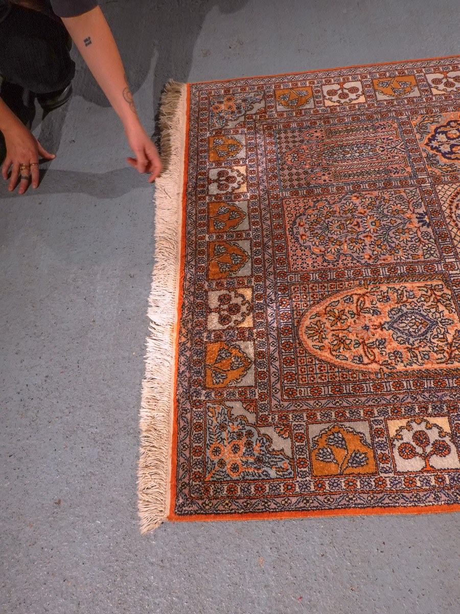 Vaalea käsinsolmittu Kashmir-silkkimatto, 199 × 124 cm