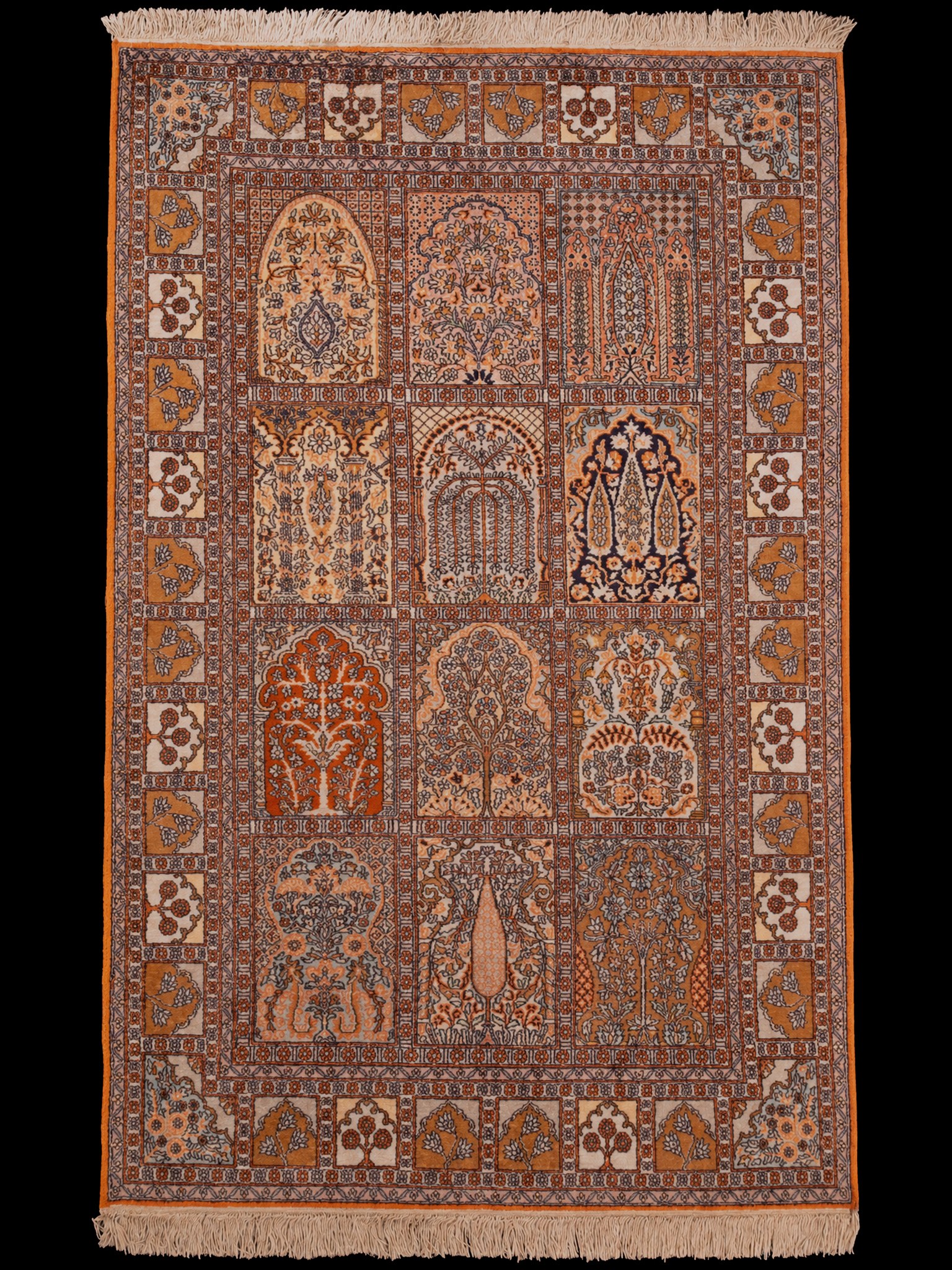 Vaalea käsinsolmittu Kashmir-silkkimatto, 199 × 124 cm