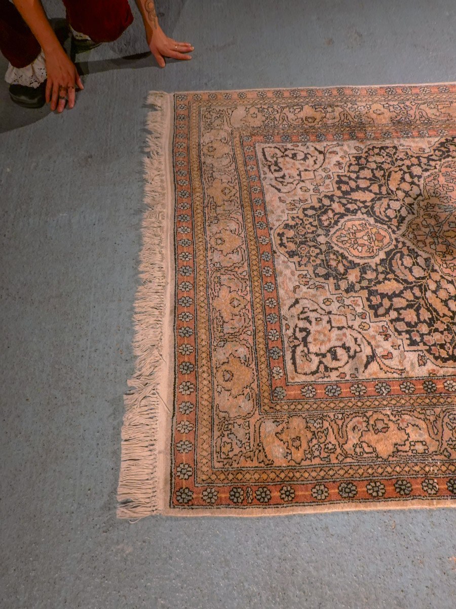 Vaalea käsinsolmittu Kashmir-silkkimatto, 200 × 127 cm