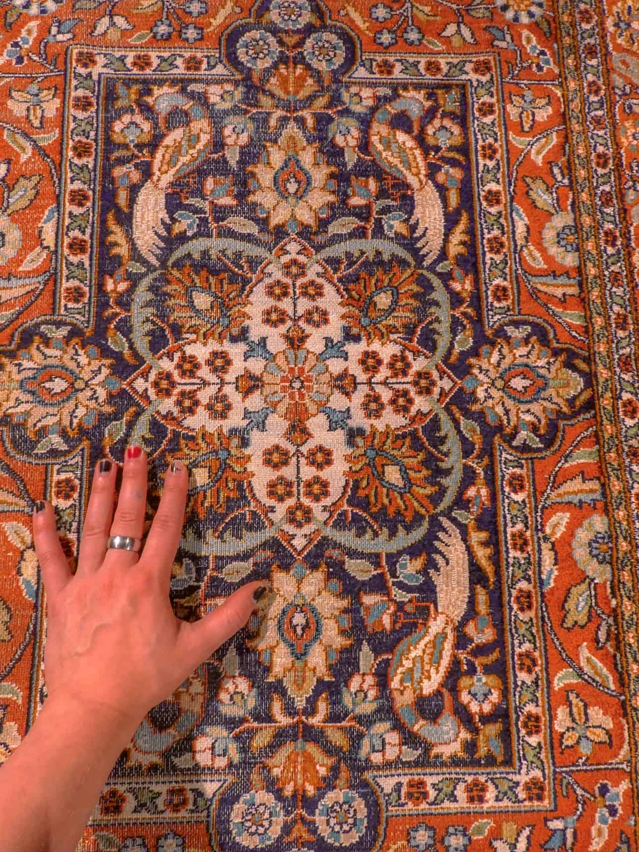 Maanläheinen käsinsolmittu Kashmir-silkkimatto, 330 × 83 cm