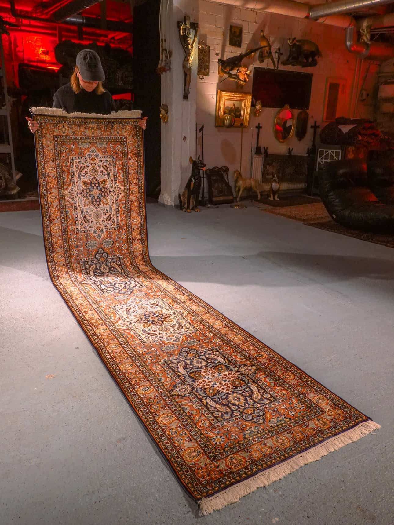 Maanläheinen käsinsolmittu Kashmir-silkkimatto, 330 × 83 cm