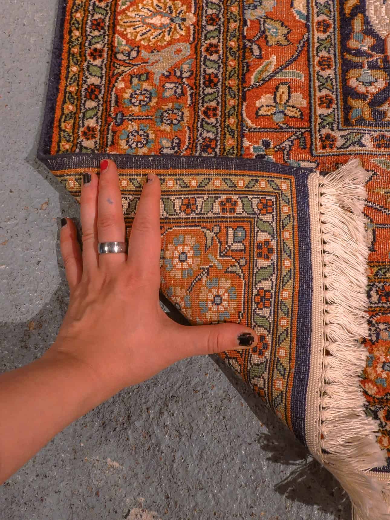 Maanläheinen käsinsolmittu Kashmir-silkkimatto, 330 × 83 cm