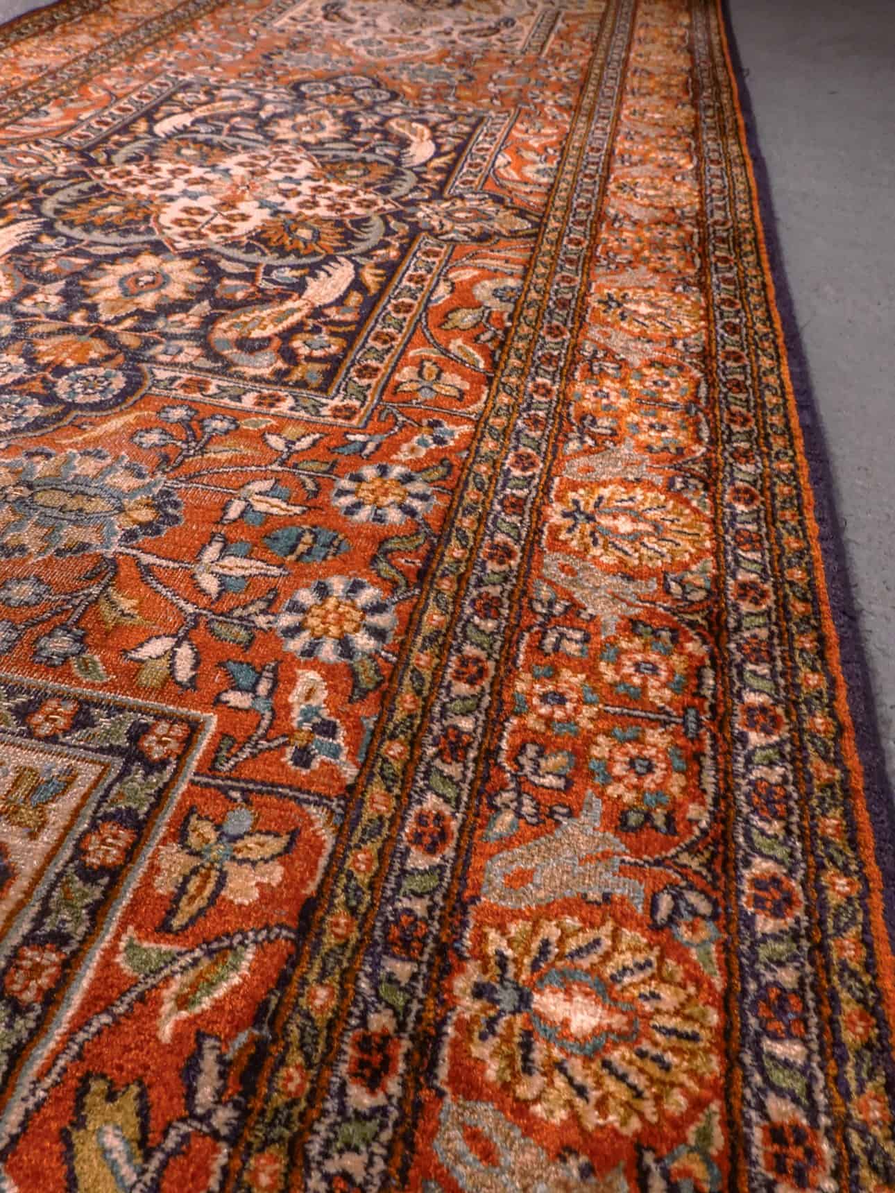 Maanläheinen käsinsolmittu Kashmir-silkkimatto, 330 × 83 cm