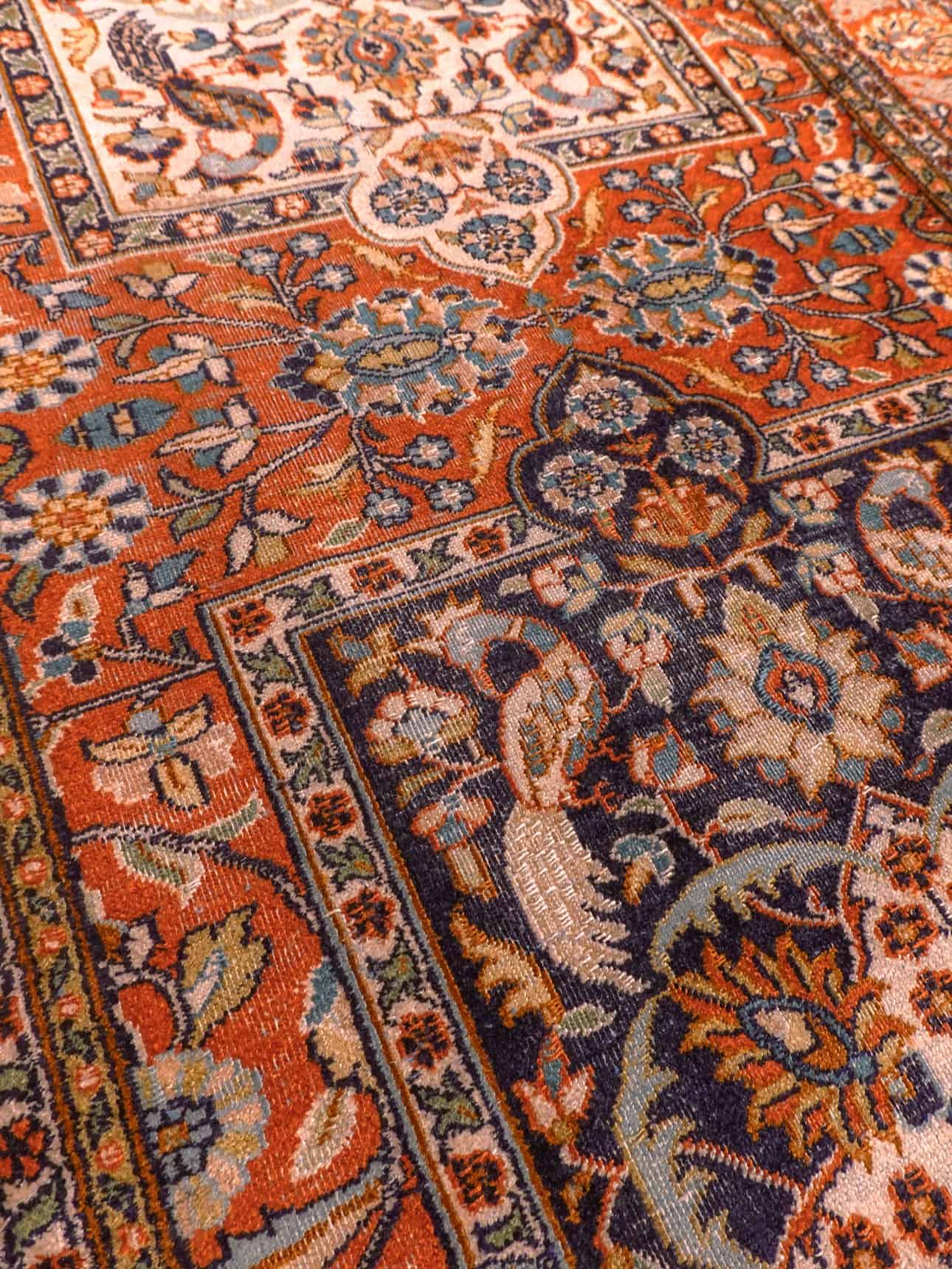 Maanläheinen käsinsolmittu Kashmir-silkkimatto, 330 × 83 cm