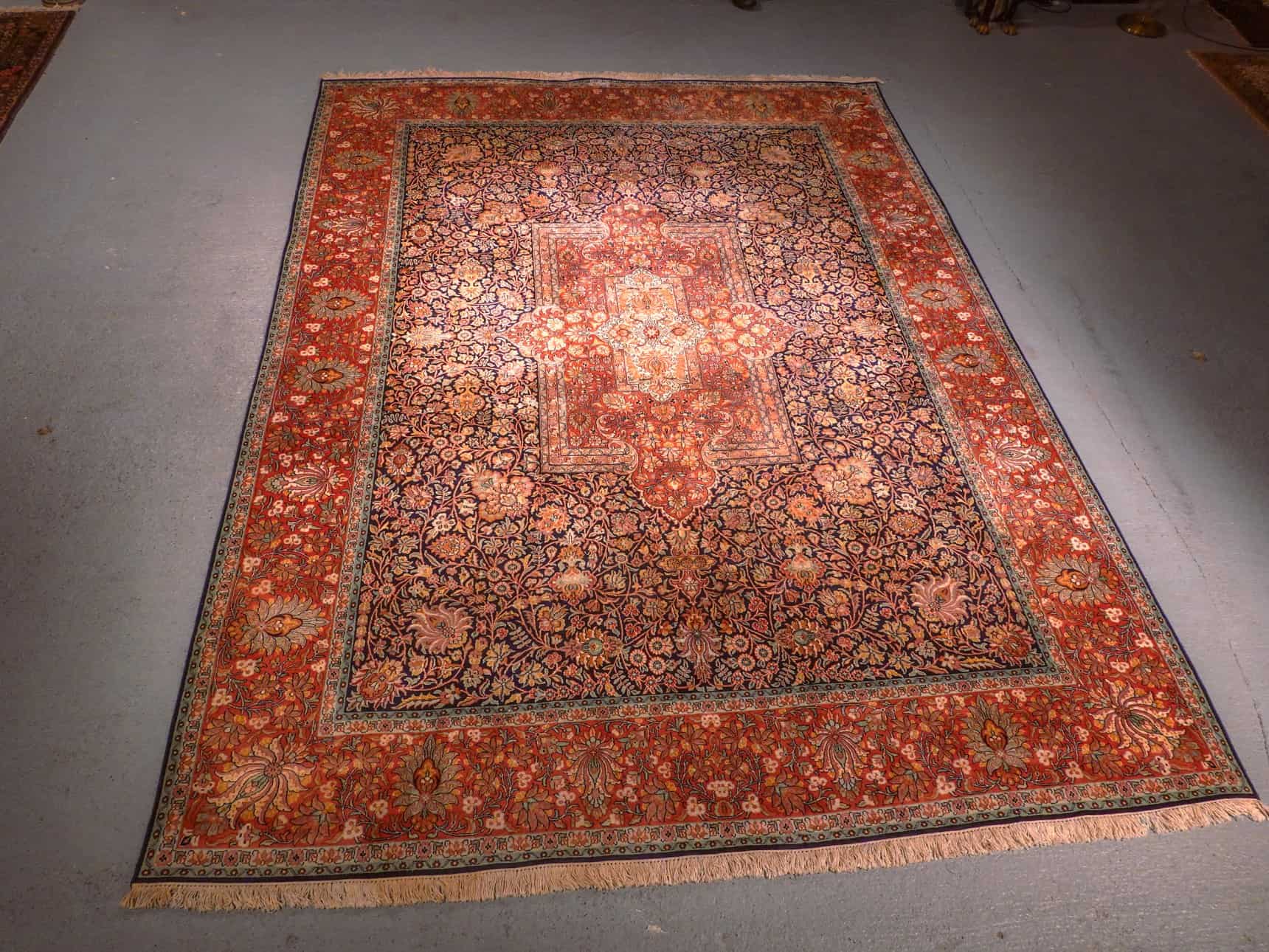 Punainen käsinsolmittu Kashmir-silkkimatto, 335 × 245 cm