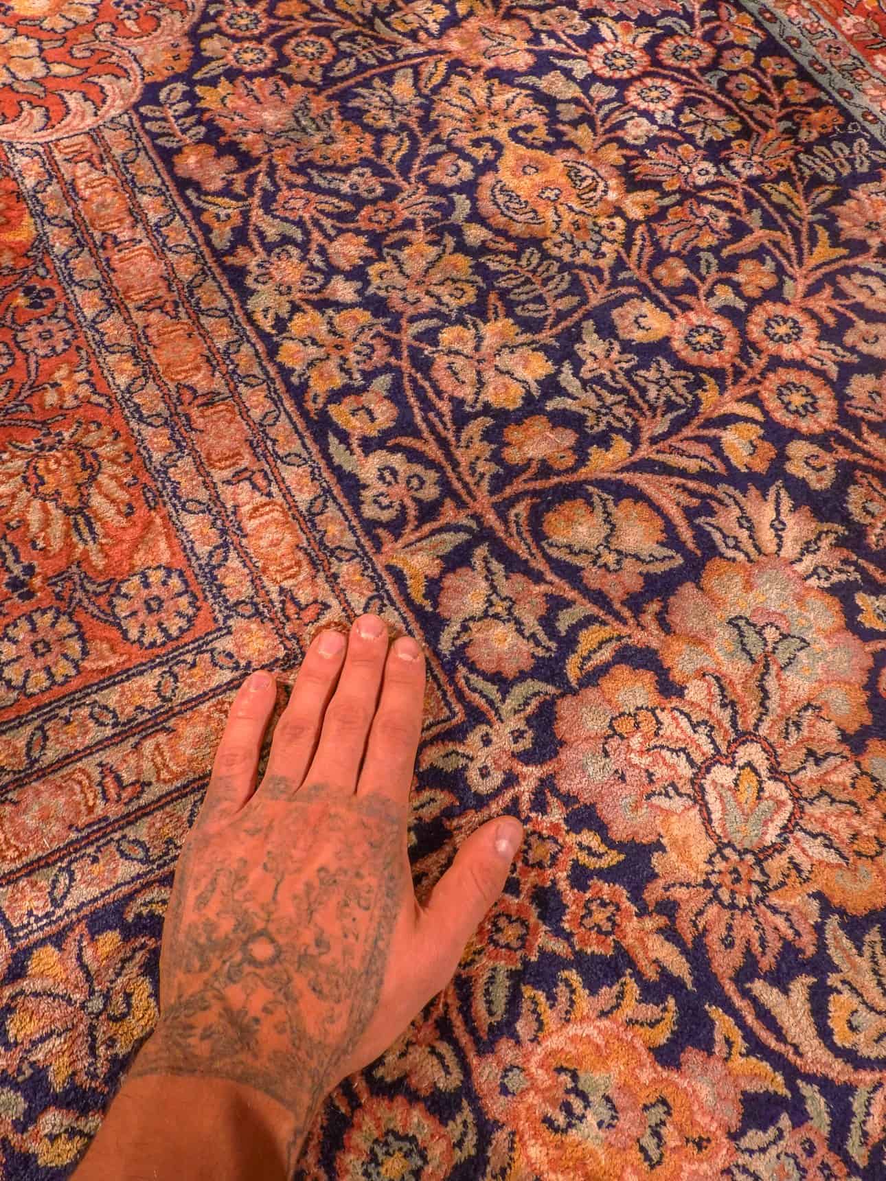 Punainen käsinsolmittu Kashmir-silkkimatto, 335 × 245 cm