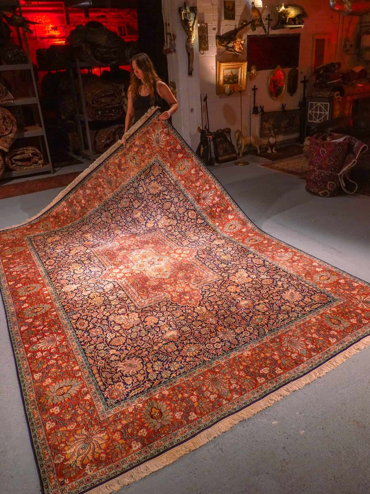 Punainen käsinsolmittu Kashmir-silkkimatto, 335 × 245 cm