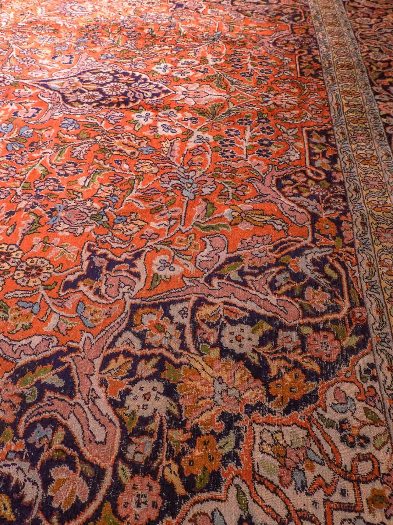 Punainen käsinsolmittu Kashmir-silkkimatto, 355 × 255 cm