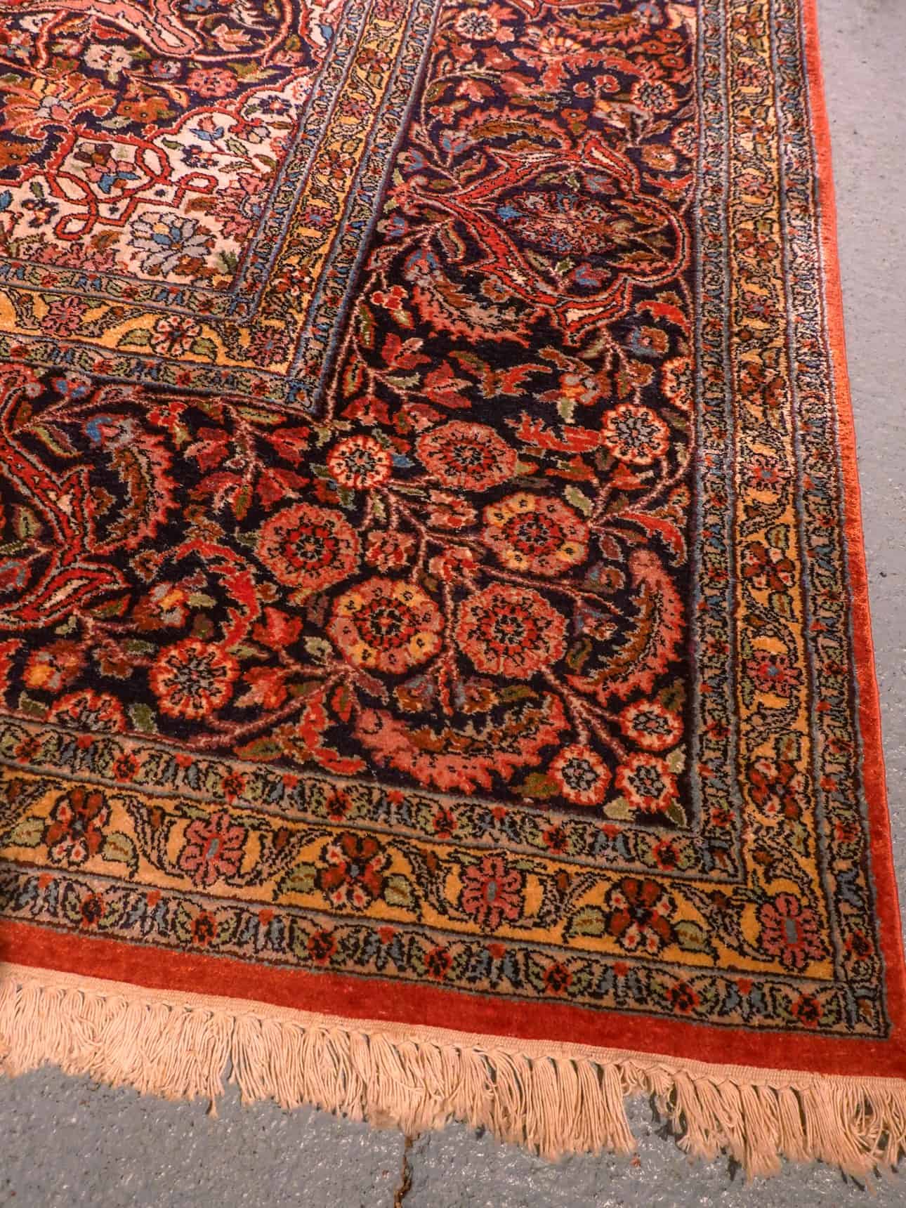 Punainen käsinsolmittu Kashmir-silkkimatto, 355 × 255 cm