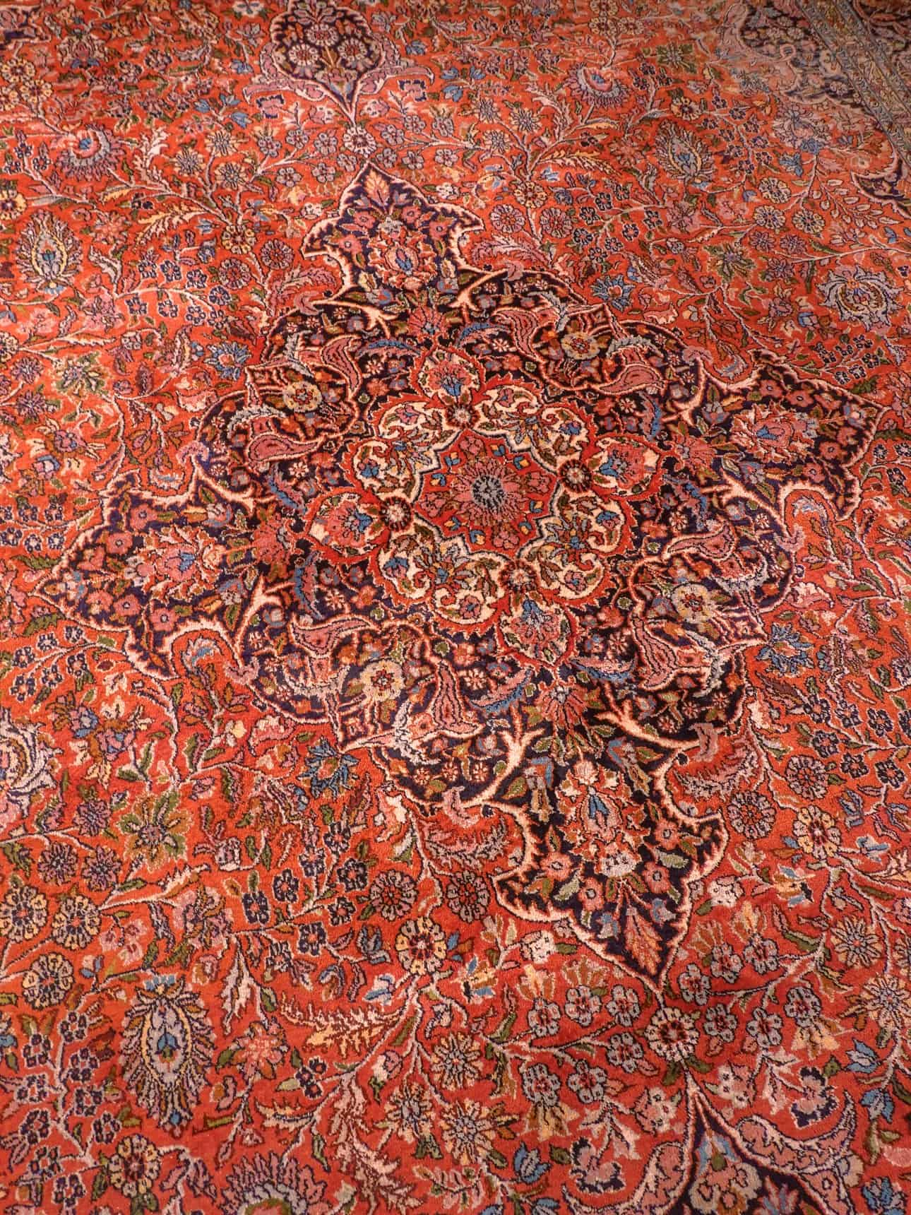 Punainen käsinsolmittu Kashmir-silkkimatto, 355 × 255 cm