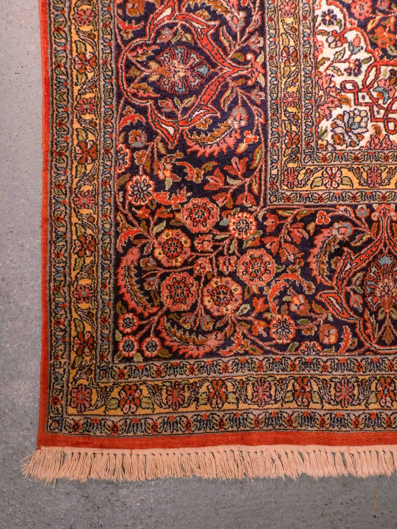 Punainen käsinsolmittu Kashmir-silkkimatto, 355 × 255 cm