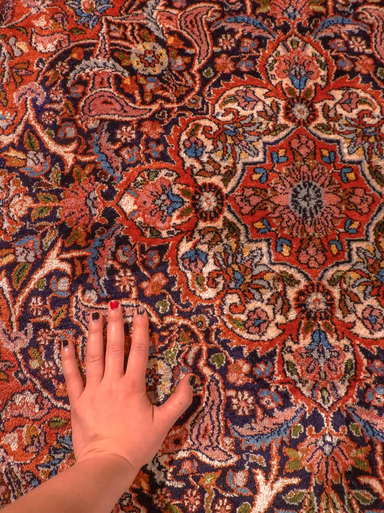 Punainen käsinsolmittu Kashmir-silkkimatto, 355 × 255 cm