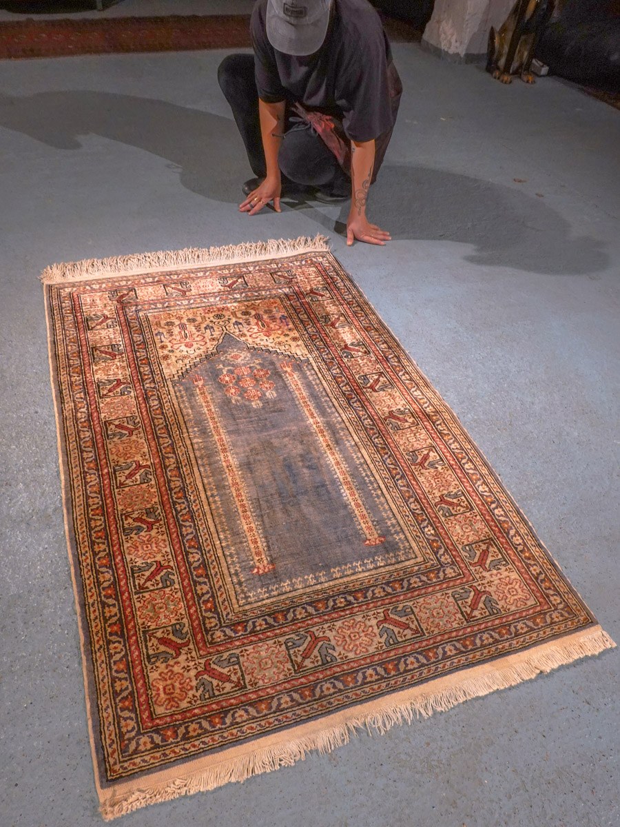 Vaalea käsinsolmittu Kayseri-villamatto, 140 × 90 cm
