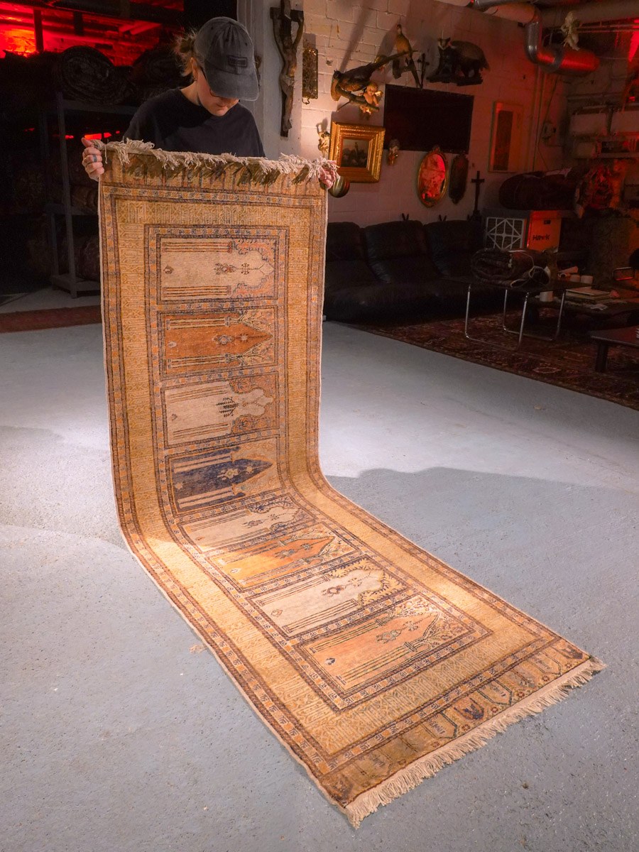 Maanläheinen käsinsolmittu Kayseri-silkkimatto, 232 × 80 cm