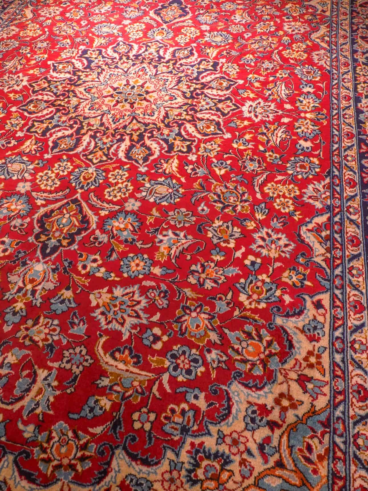 Punainen käsinsolmittu Keshan-villamatto, 365 × 272 cm