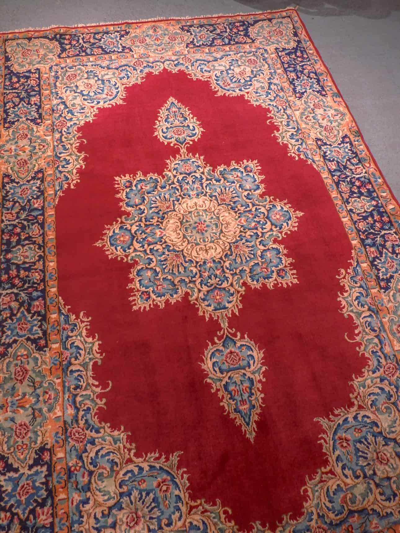 Punainen käsinsolmittu Kirman-villamatto, 225 × 138 cm