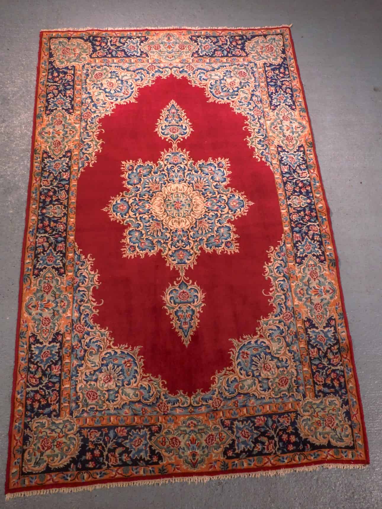 Punainen käsinsolmittu Kirman-villamatto, 225 × 138 cm